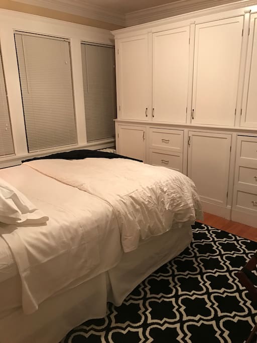 Pillow-top queen mattress brand new high thread count linens.