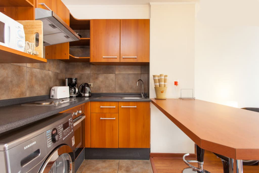Cocina completamente equipada con cocina, microondas y horno de convección. Tendrás todo lo esencial para cocinar a tu gusto-