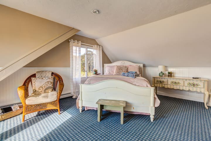 ห้องใหญ่ชั้นบนพร้อมเตียงควีนไซส์ทีวีจอแบนและระเบียงส่วนตัว