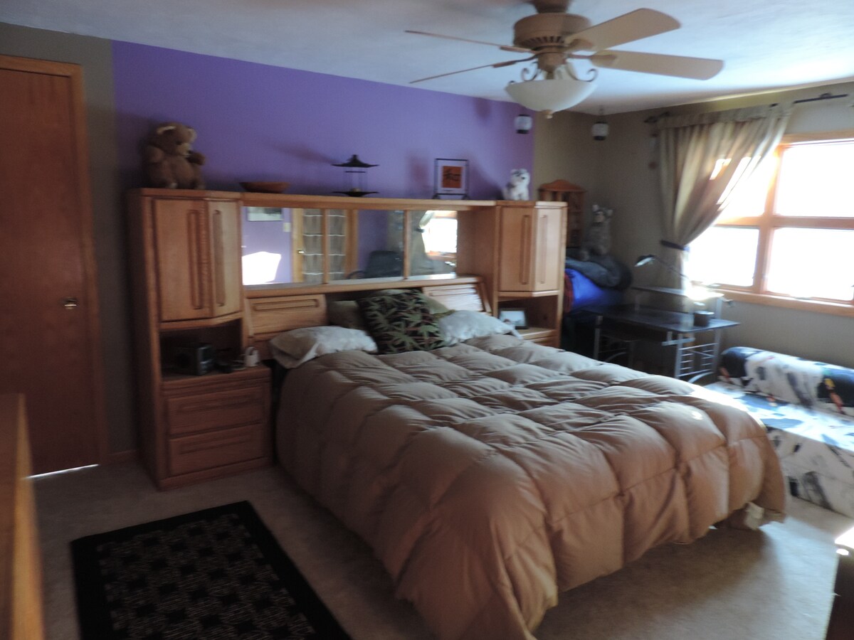 Cómoda cama tamaño queen con cabecera.