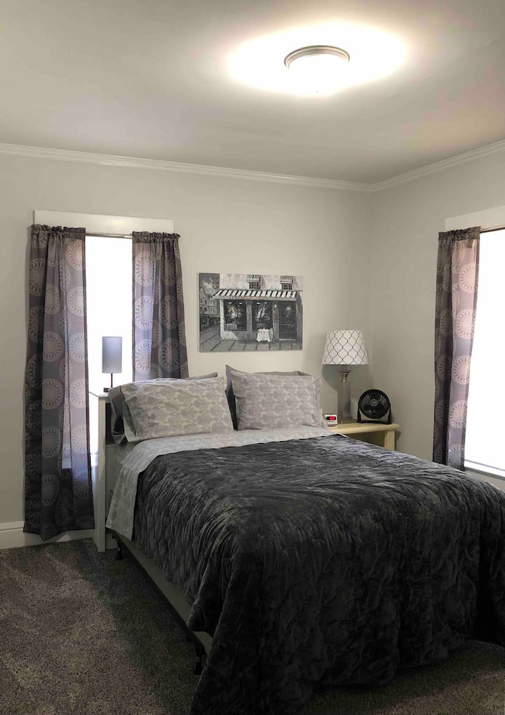 Dhoma kryesore e gjumit me krevat dopio "queen". Dollapi përmban peshqirë, jastëk dhe batanije shtesë, plus dërrasë hekurosjeje, hekur dhe tavolinë kartoni.