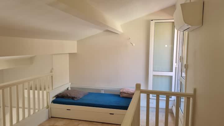 La mezzanine. Un lit gigogne avec deux matelas de 90x190. 
Accès à la mini terrasse extérieure.