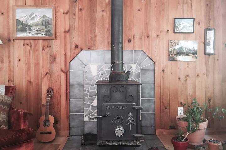 Classic Mt Hood Cabin -woodstove, firepit, dogs ok