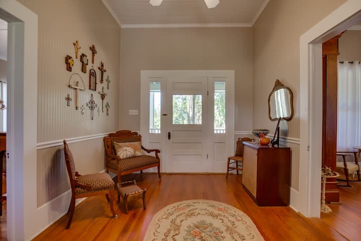 Hyrja të fton të "Hyr brenda dhe qëndro për pak kohë!  Na vjen mirë që je këtu!"