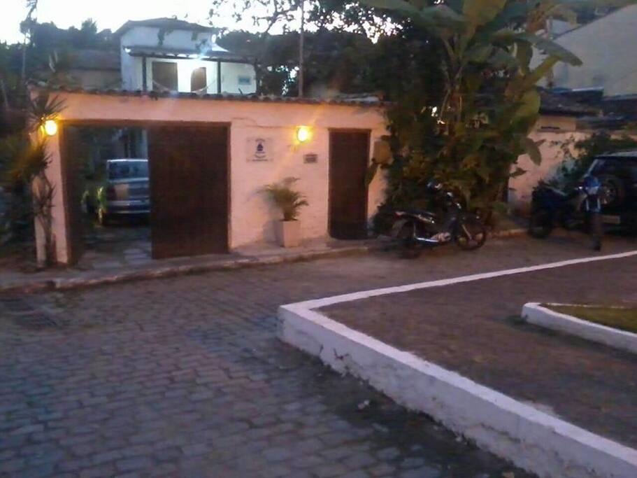 Suítes Praia do Pontal esta muito bem localizada de frente a praia do pontal e 5 minutos do belíssimo centro histórico. Todas as suítes são equipas com tv, ventilador de teto, ar condicionado, frigobar e garagem.