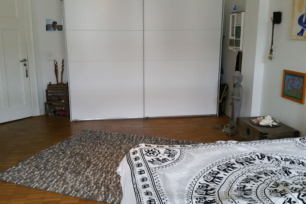Platz in einem großen Schrank