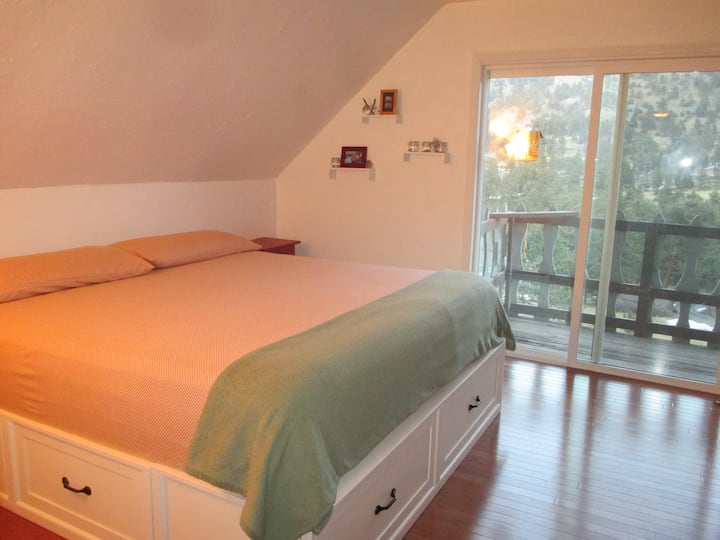 Dhomë gjumi e qetë kryesore me rrëshqitës me pamje nga lindja. Krevat dopio "king size".