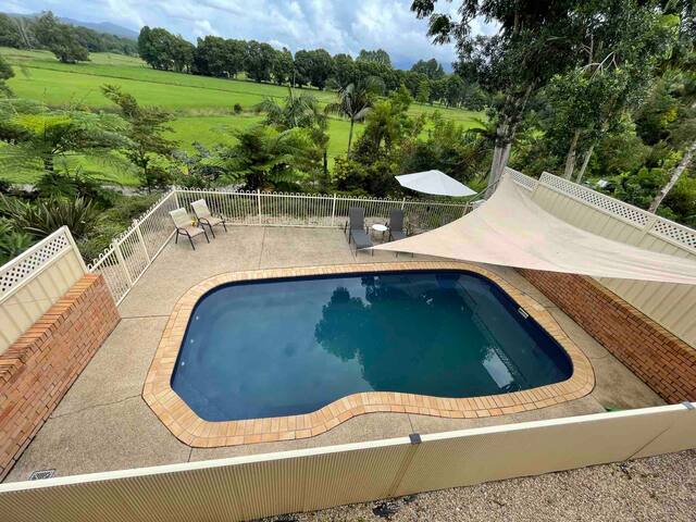 5 Bedroom house with a pool, deck and amazing view gallery image 4