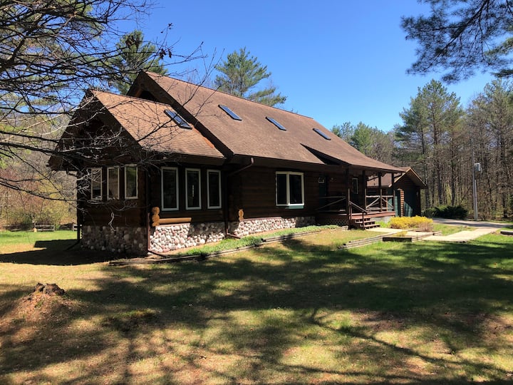 Beautiful Trow Lake Cabin overlooking the lake Houses for Rent in