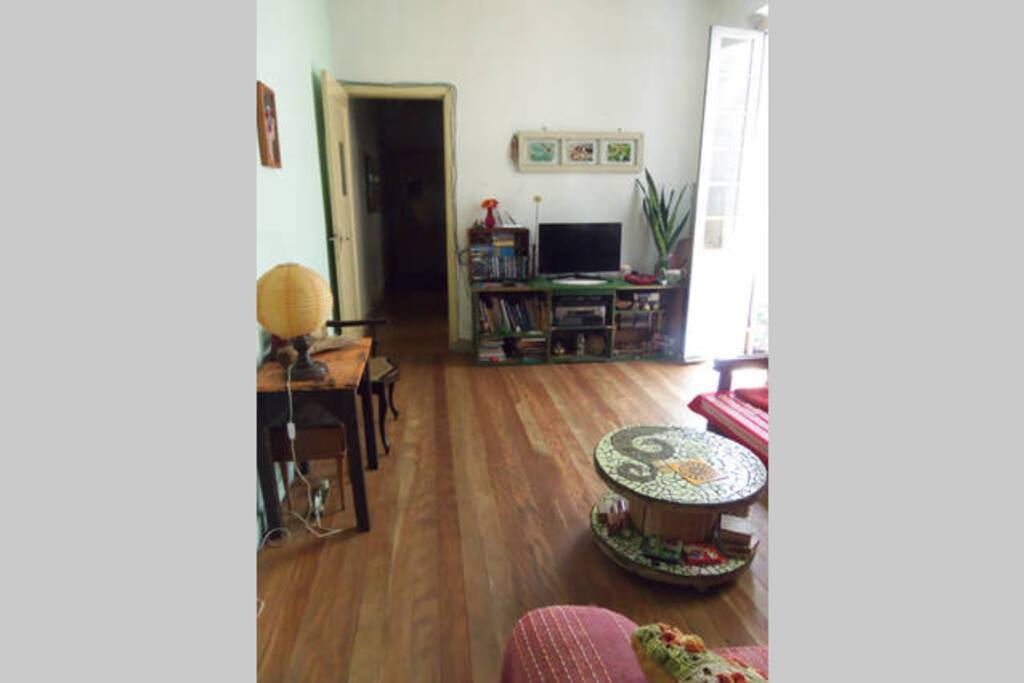 sala de estar, com tv e dvd.