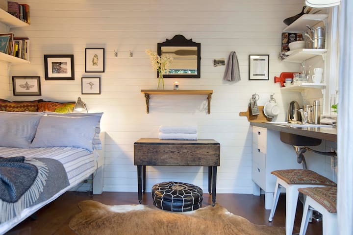 Misty Mountain Hut - Piha