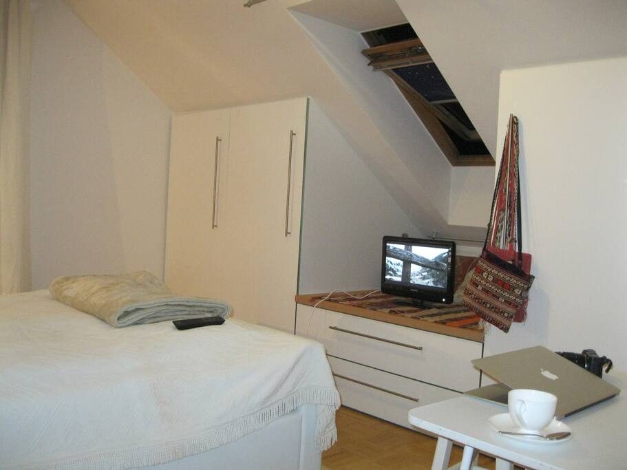 TV, W-Lan, 2 Fenster, ausziehbare Schränke + Schubladen