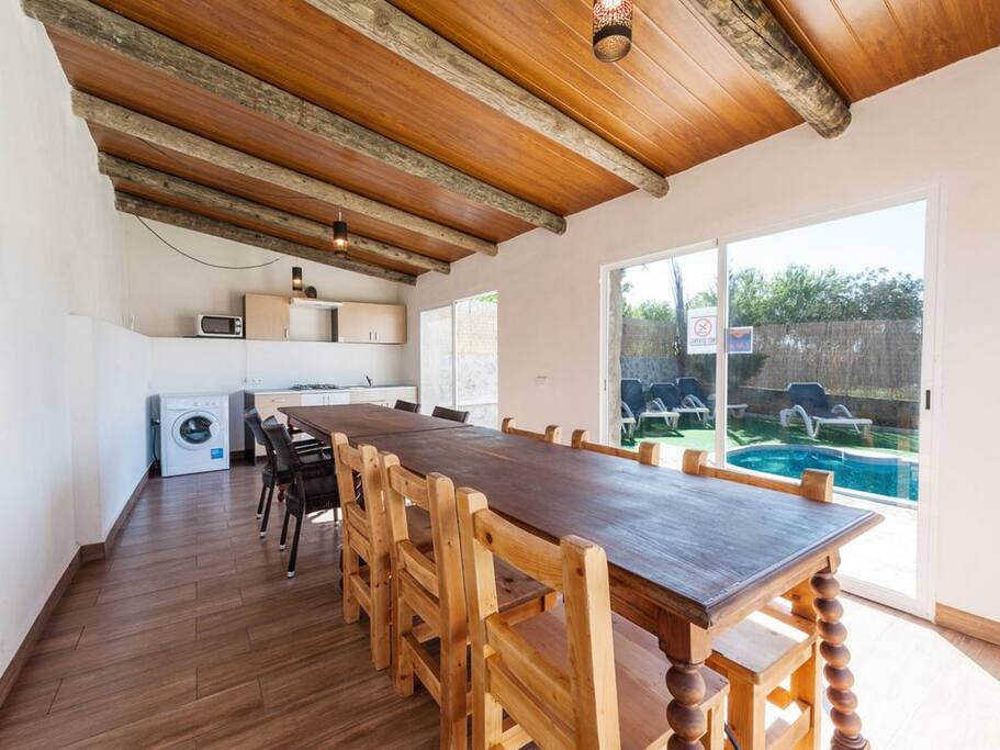 Segundo comedor junto al solárium y piscina.