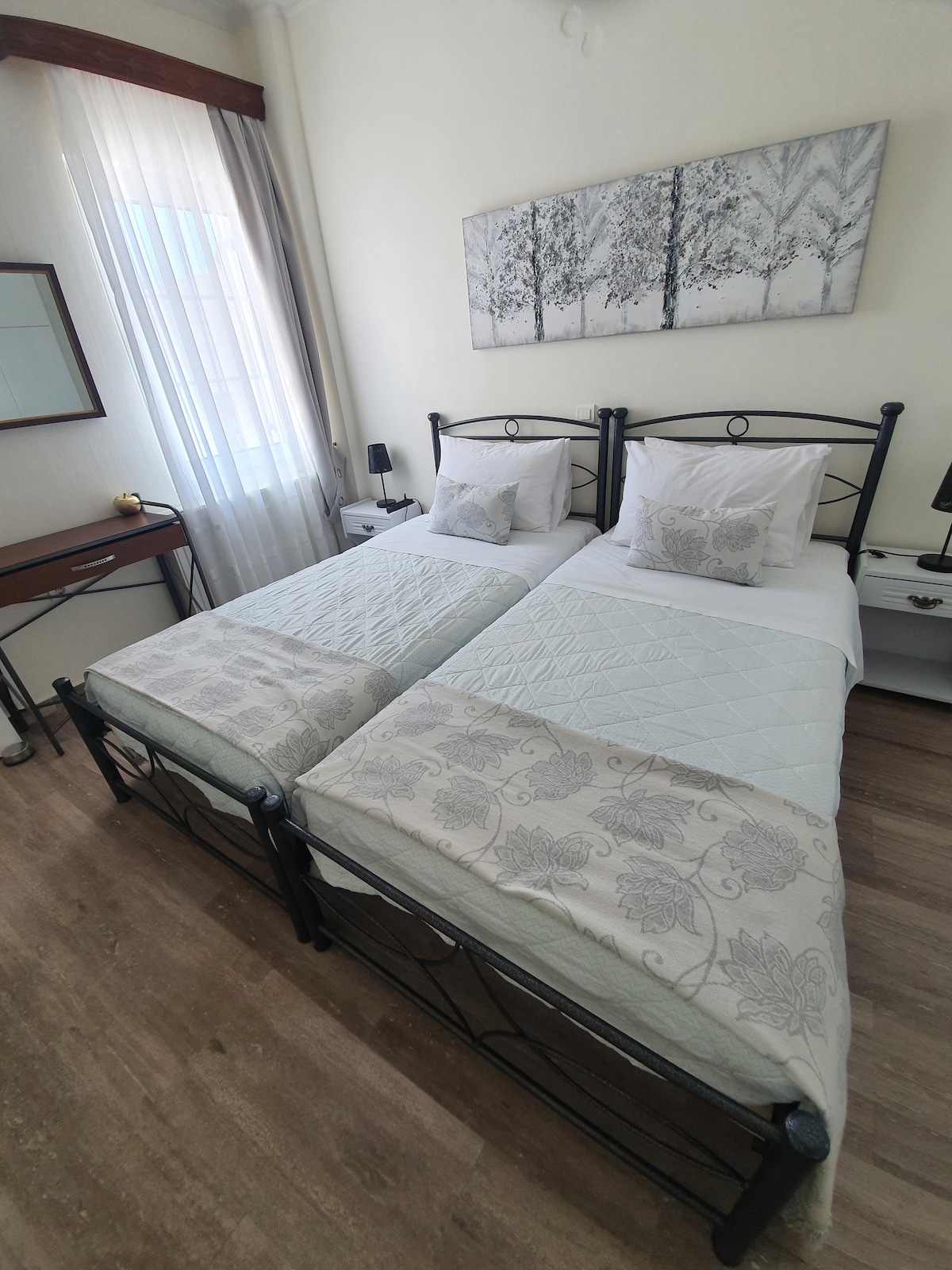 Prva spavaća soba s bračnim krevetima.