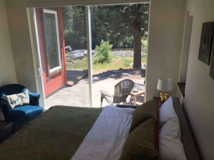 Canapé-lit composé d'un lit donnant sur la rivière.