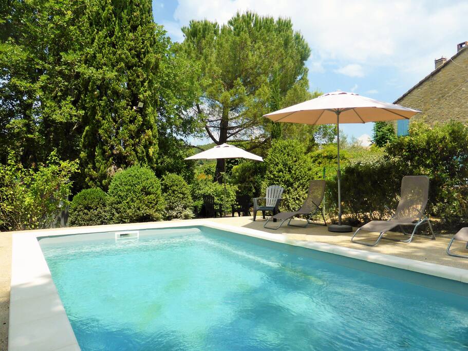 la piscine avec terrasse et transats