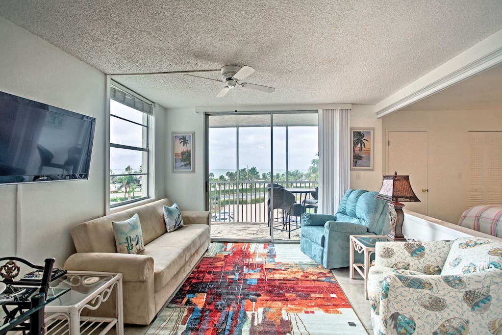This beach-themed studio apartment is the perfect place for 4 lucky guests to enjoy Bonita Beach!