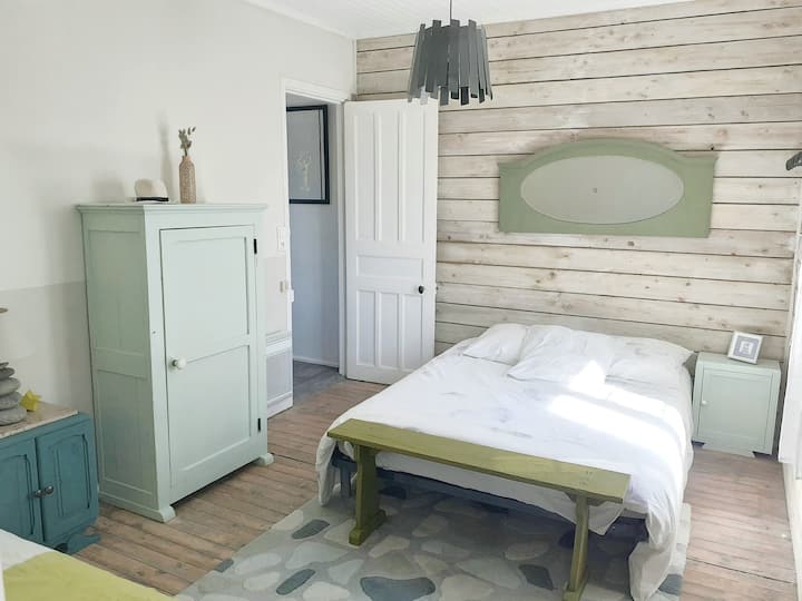 تمت إعادة طلاء كل قطعة أثاث في غرفة النوم لخلق جو ناعم ومريح. 