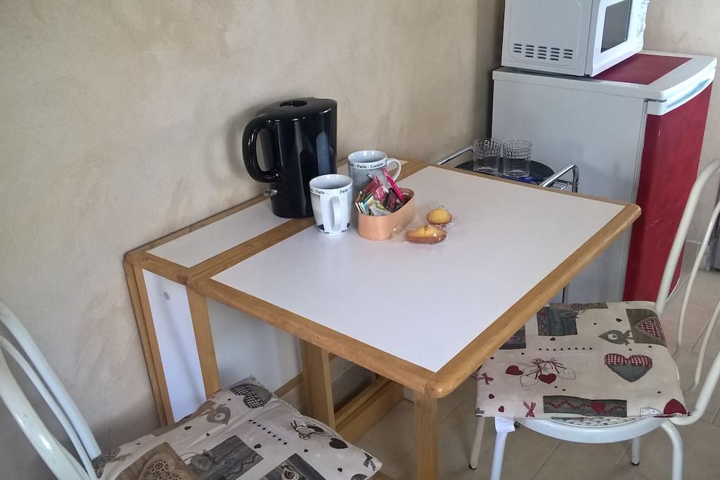 Coin repas avec réfrigérateur et micro-onde