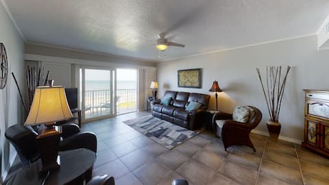 Top performing Airbnb: Oceanfront, Private balcony & Beach, Heated Pool in Melbourne