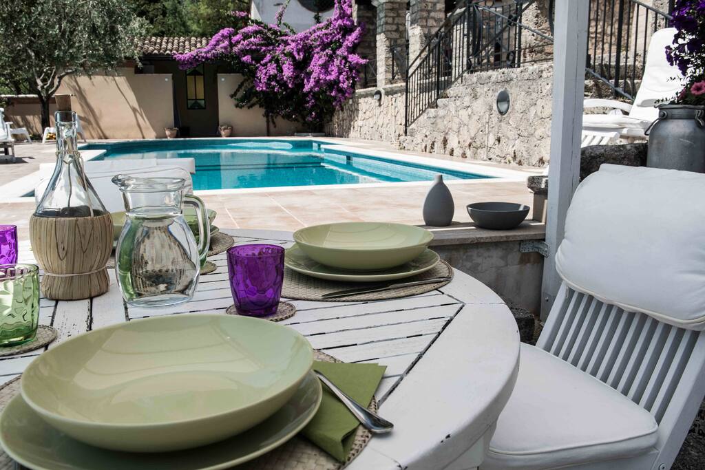Piscina, Patio e area pranzo piscina per un una colazione, un pranzo o una cena all'aperto.