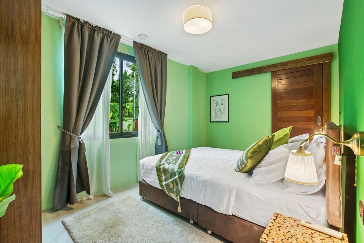 Spavaća soba s stepenicama prema dolje.