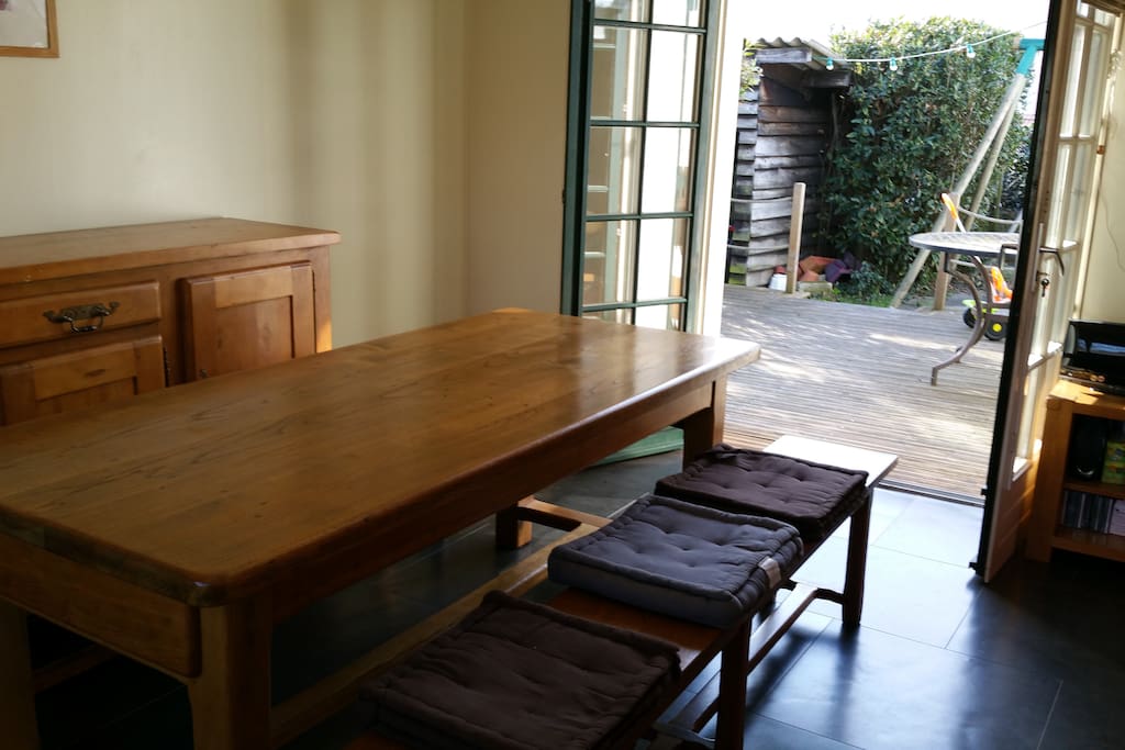 salle à manger et accès terrasse