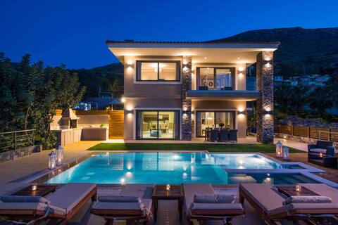 Luxury holiday Villa with sea view and heated pool