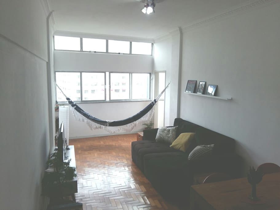 Sala espaçosa e confortavel.