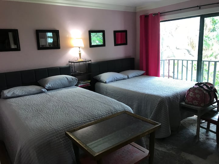 Მე-2 საძინებლის ზემოთ
Ორი სრული საწოლი,
რომელიც მიმაგრებულია აბაზანა-ტუალეტი