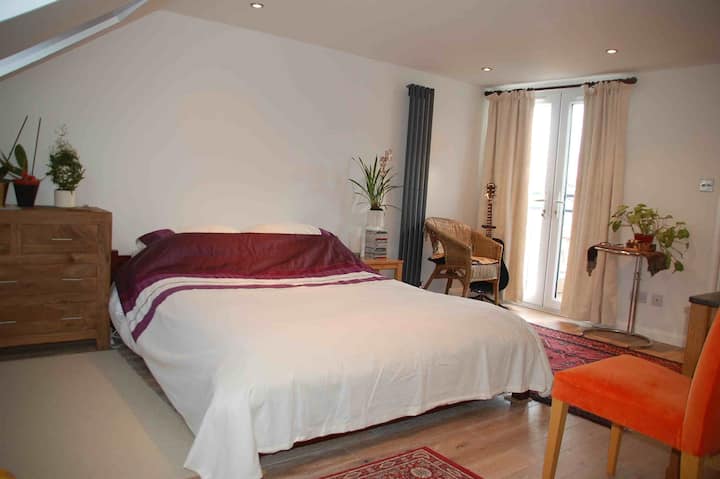 Superb Loft Space And Private En-suite Bathroom. - Harrow
