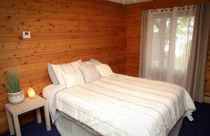 Dhoma e dytë e gjumit ndodhet në katin e poshtëm të shtëpisë. 