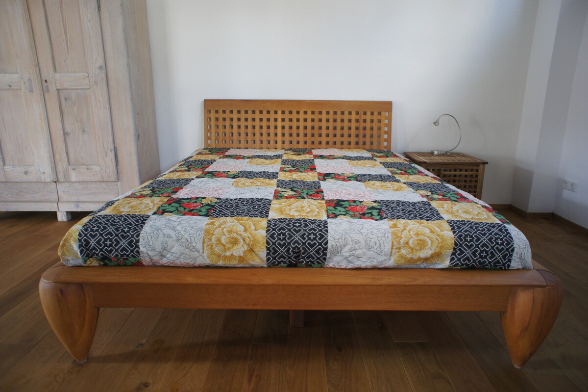 Massief houten bed voor 2 personen (nieuwe matrassen sinds 2020)