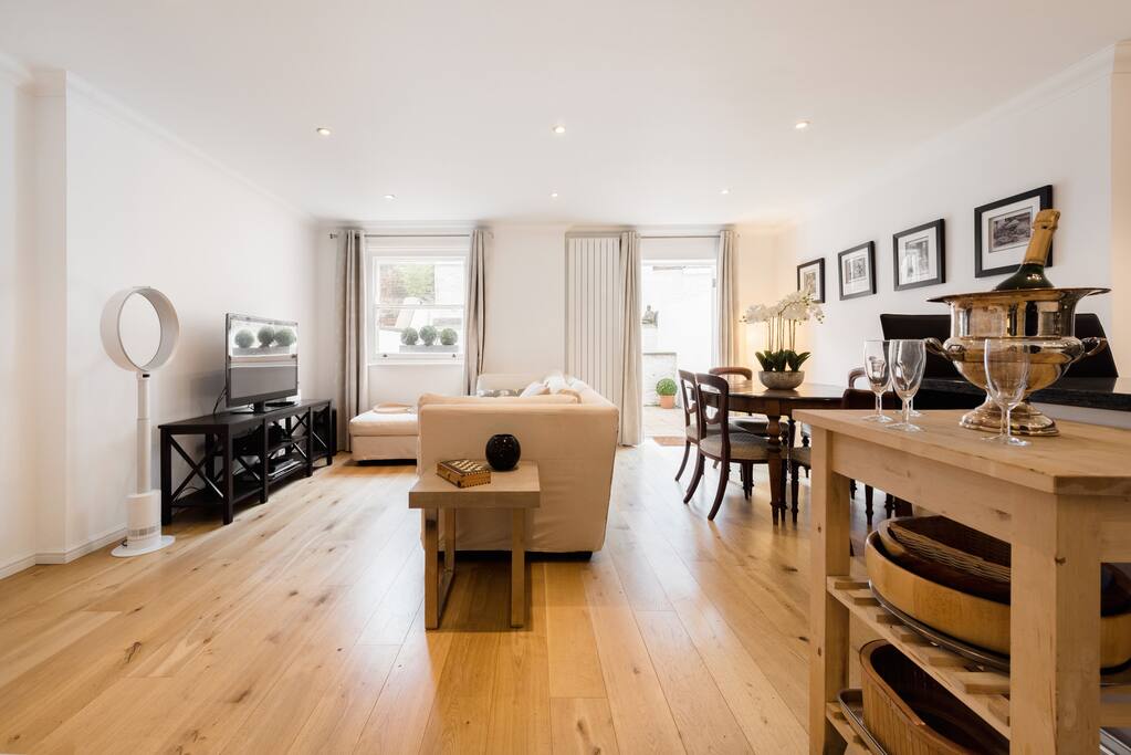 Comfortable and spacious living space. Great for entertaining!
