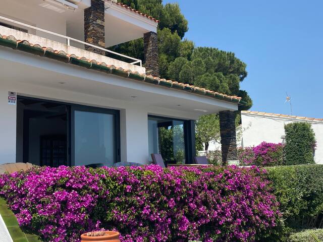 Casa-apto con amplias vistas al mar y jardín. gallery image 4