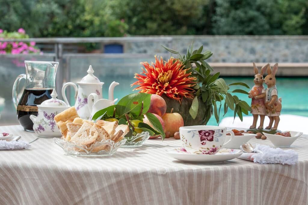 Breakfast bordo piscina
