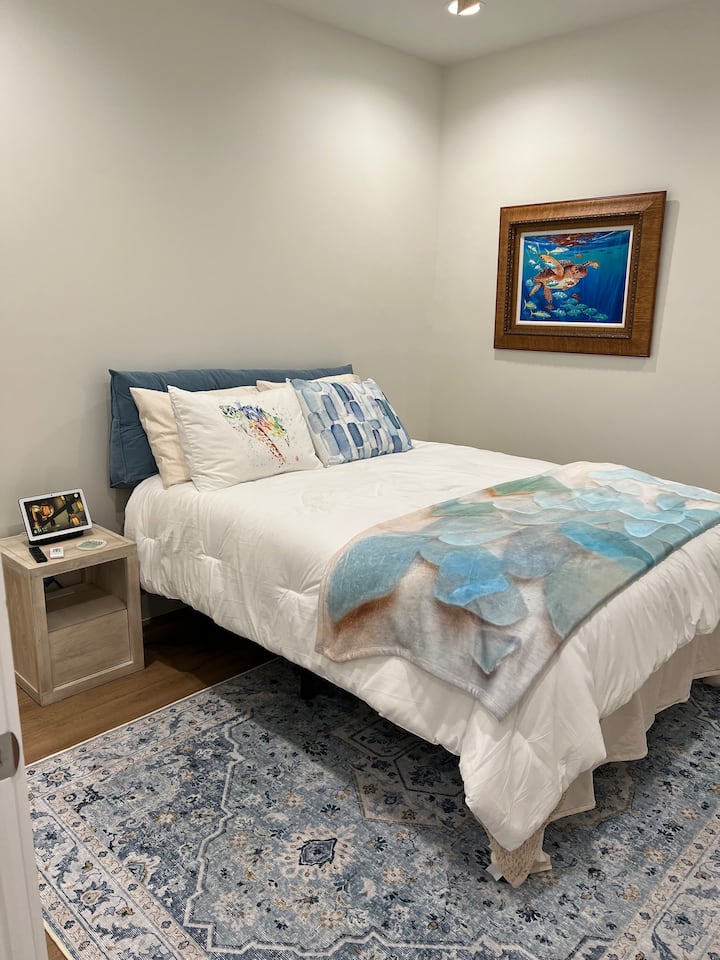Queen size adjustable bed with 800 thread-count Vera Wang sheets.