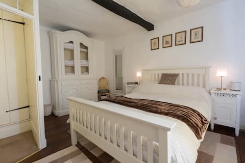 Charming cottage, sleeps 2.