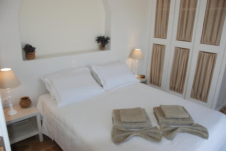 Საძინებელი 2 (აპარტამენტი). Ორადგილიანი საწოლის გამოყოფა შესაძლებელია 2 ერთადგილიან საწოლად
