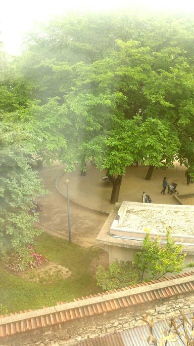 Le salon donne sur un square arboré, sans vis à vis