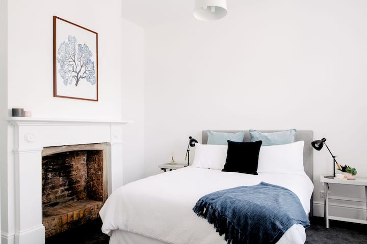 Dormitorio principal (queen) con baño privado.