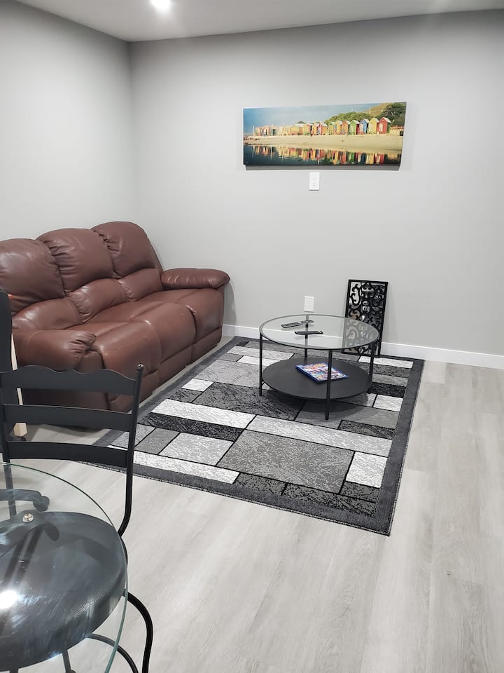 Homely Suite 2 Bedrooms - Airdrie