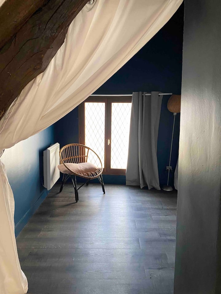 Спална соба со кревет 160 x 190 на мезанин (пристап со мала тесна скала) 
Погодно за 2 тинејџери или 1 возрасно лице