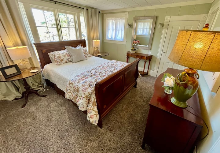 Chumba cha kulala cha malkia cha juu kilicho na madirisha mengi na mapazia meusi 