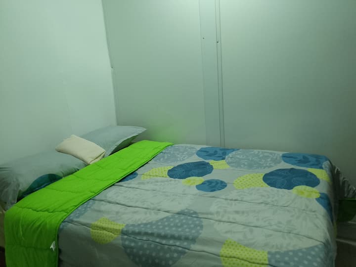 Tretia izba má pohodlnú a priestrannú posteľ, navyše má stropný ventilátor...
