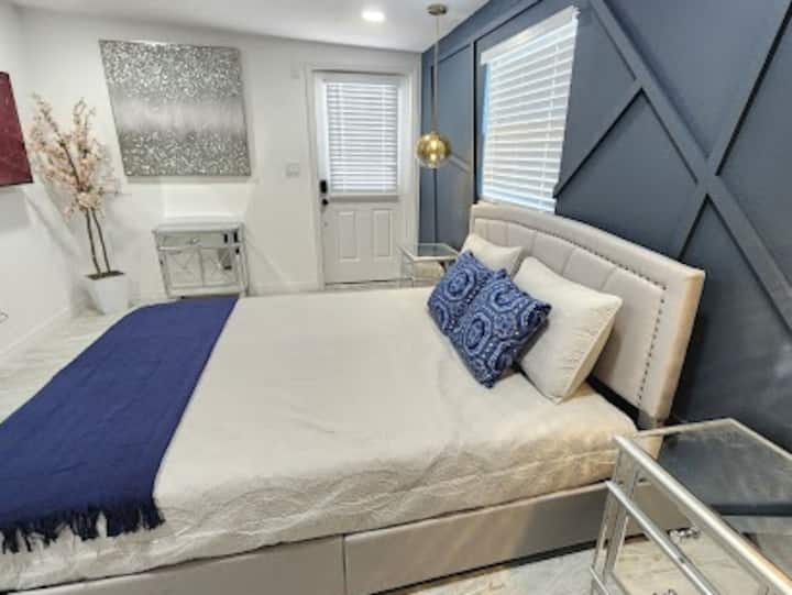 主寝室には裏庭があります