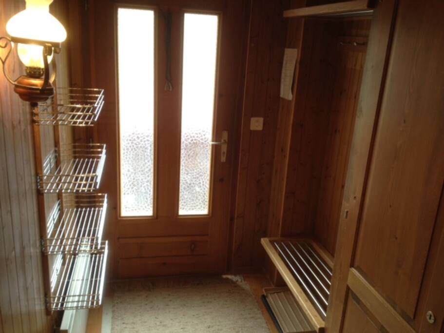 Entrée du chalet avec nombreux rangements (Gants, Casques, Manteaux...)