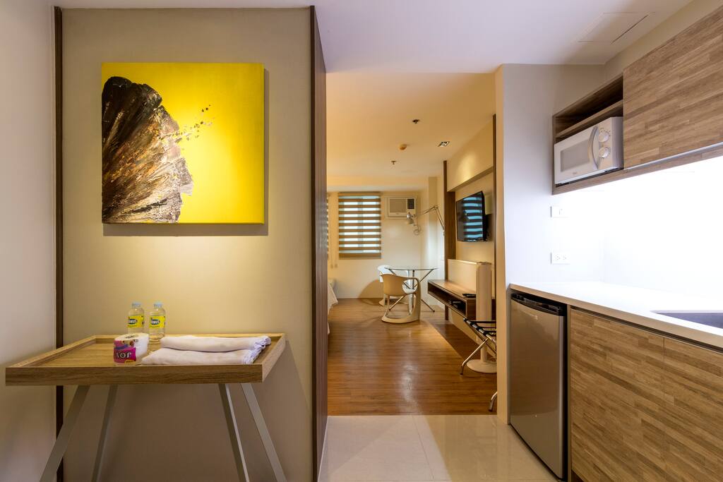 Towels and complimentary drinking water are provided