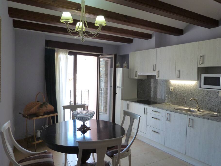 Cocina y comedor equipado con microondas, lavadora, vitrocerámica,...