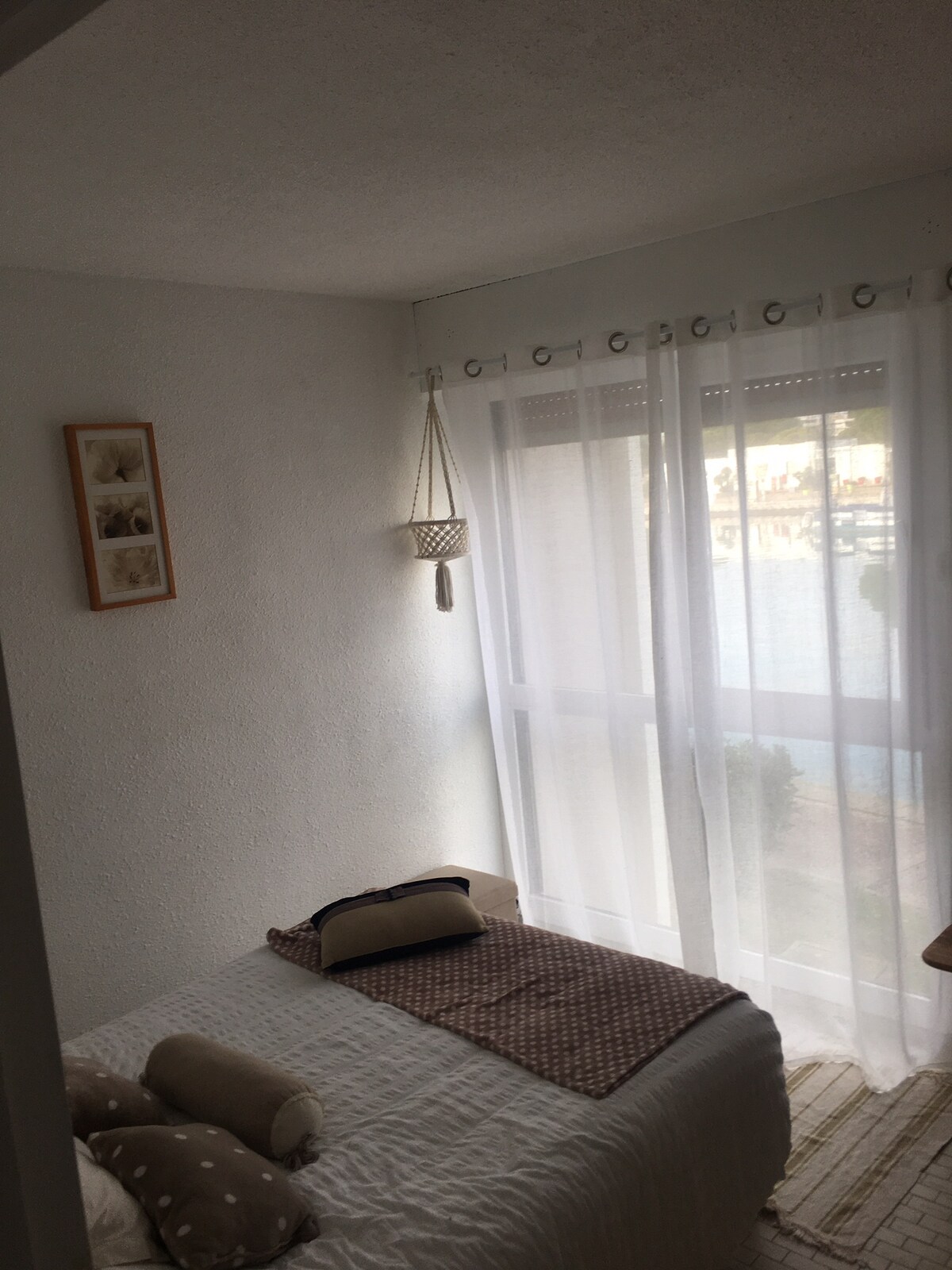 Spavaća soba s pogledom na obalu 